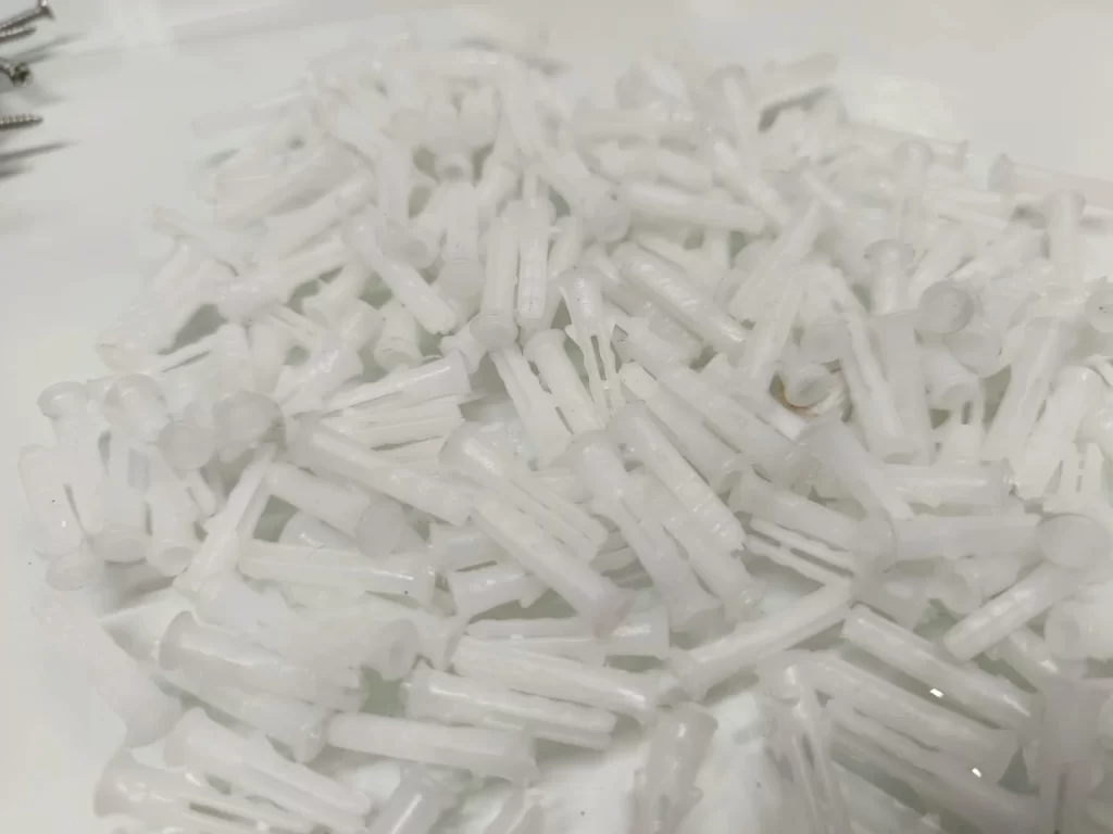 Plastic wall plug for screw (20 mm)